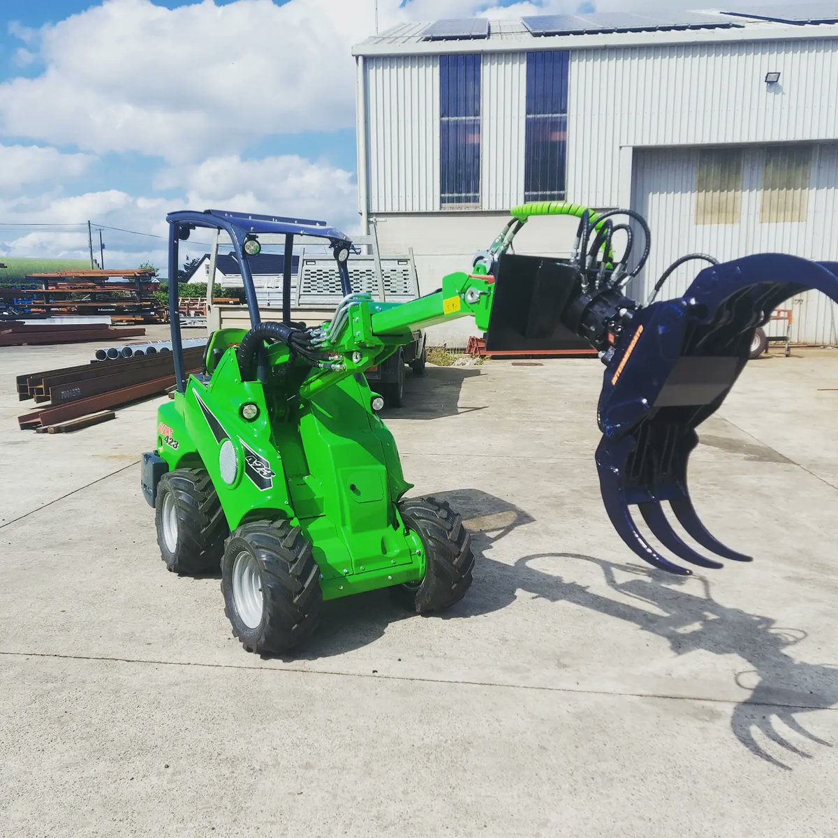 CullionPlant's tweet photo. Check out this little @avant 423 loader we kitted out with a rotating grab. #arbloader #compactloaders #attachingperfection https://t.co/Szyox6WNkO