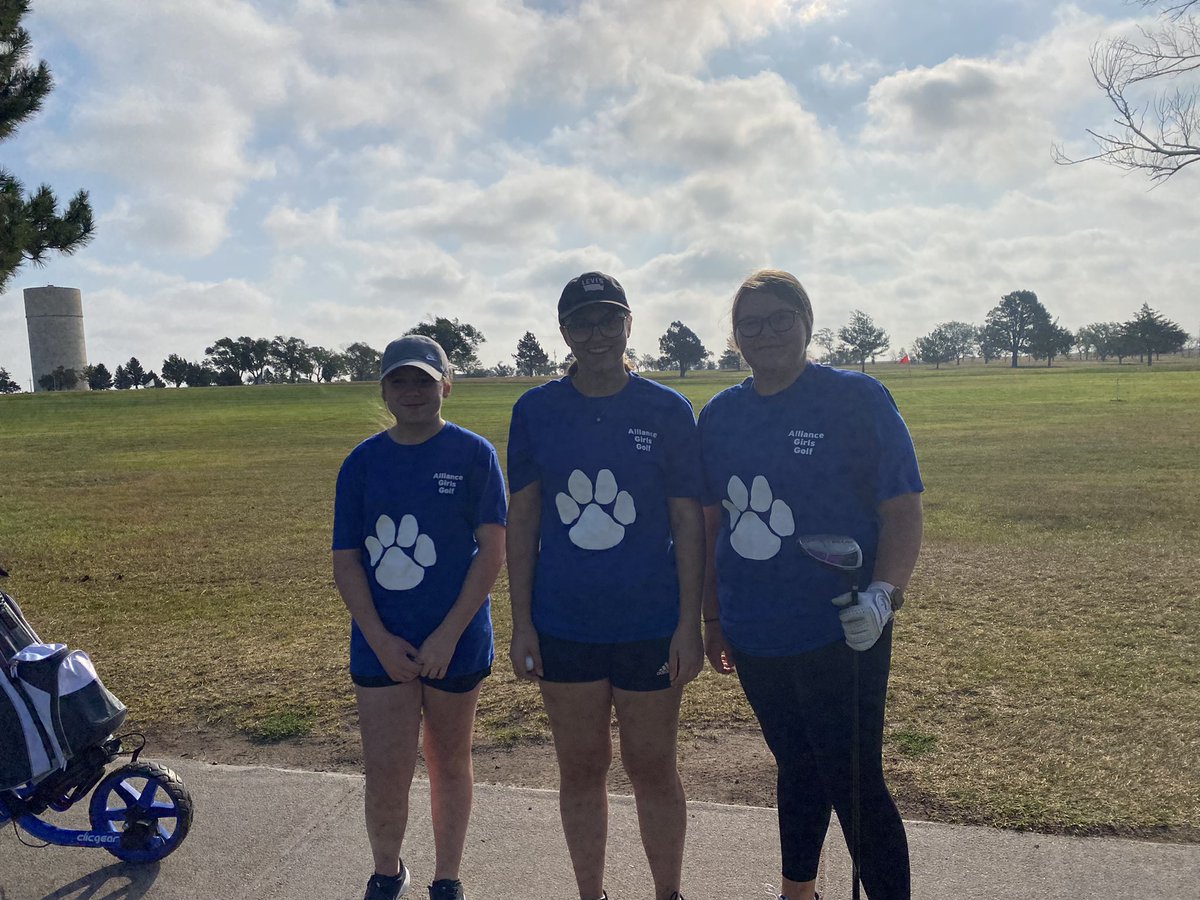 We ready for Saturday morning practice. #skodawgs. See you at 9:30 for putting and chipping competition !