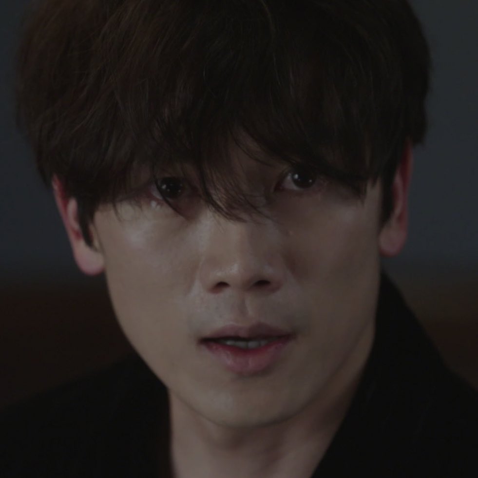 툭 치면 울것같은 청순판사 . .