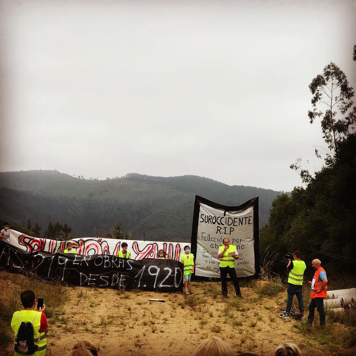 matiasrf3's tweet photo. De caminata reivindicativa con los vecinos de la comarca de Navelgas-Naraval.
Resignarse no es una opción, todo el apoyo a la plataforma de la carretera AS-219 ¡SOLUCIÓN YA! ⚠️ https://t.co/FzhPQTAIb4