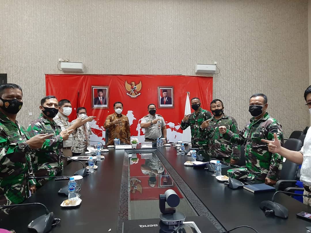 karantinakepri's tweet photo. Pemerintah Kota Tanjungpinang Meriahkan Virtual Merdeka Ekspor dari Kantor Walikota Raden Nurcahyo Nugroho, mengikuti kegiatan Merdeka Ekspor secara virtual bersama Forkopimda Kota Tanjungpinang di Kantor Walikota Tanjungpinang .
#MerdekaEkspor
#EksporTumbuh
#IndonesiaTangguh https://t.co/KjCXrWuakc