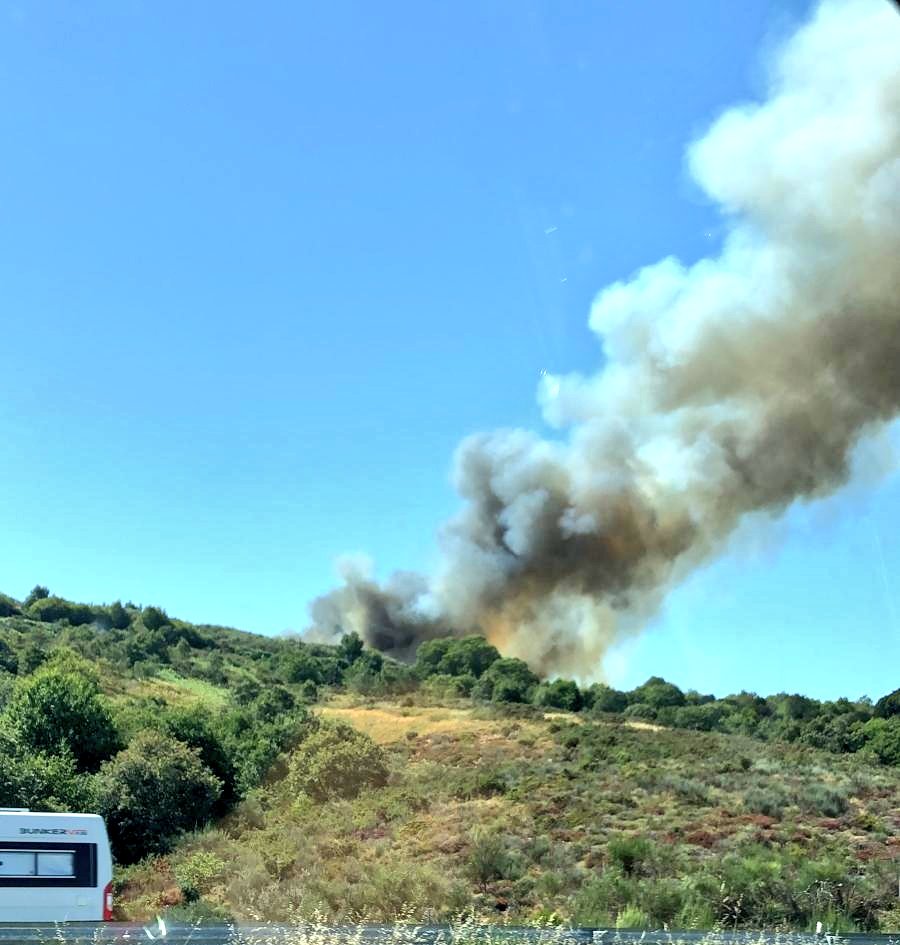 AT_Brif's tweet photo. 16:26๐ธ#IFRios #Ourense
@BrifLaza activada para trabajar en la extinciรณn de incendio forestal en Rios junto a medios @Xunta.
Suerte compaรฑeros!
#IIFF
Somos #BRIF de @mitecogob https://t.co/BEwwNwNhpM