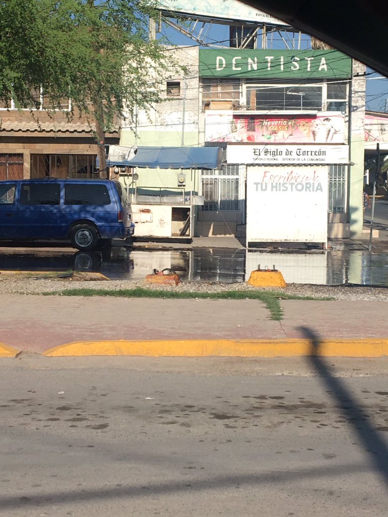 ContactoTeucc's tweet photo. @simas_torreon @JZERMENOI @TorreonDirOP @serlaga @PCyBomberosTRC @_TORRESBERNAL Sin agua en antigua aceitera y colonias aledañas y la fuga a todo lo que da en Blvd. Revolución y Colon , urgente atención!!! https://t.co/AwLT6aWK66