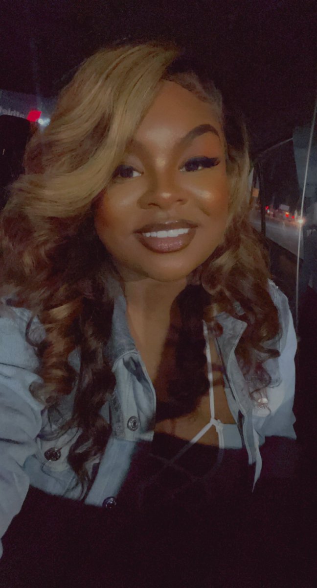 cococlaude__'s tweet photo. RARE picture of me smiling. No veneers ☺️ https://t.co/ONEmHRiGyq