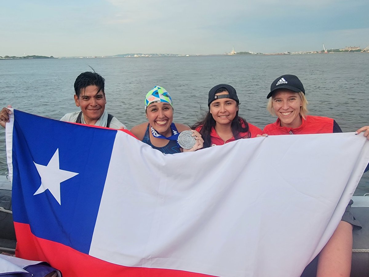 Barbarellah's tweet photo. Casi 100km  a nado en 20hrs y 30 minutos ❤️ Primera Latinoamericana en completar 2 vueltas a nado alrededor de la isla de Manhattan 🍎🗽 gracias por el apoyo y cariño, es mi gran orgullo representar a nuestro Chile de tanto aguante 🇨🇱❤️ https://t.co/wmS0W8BB0n