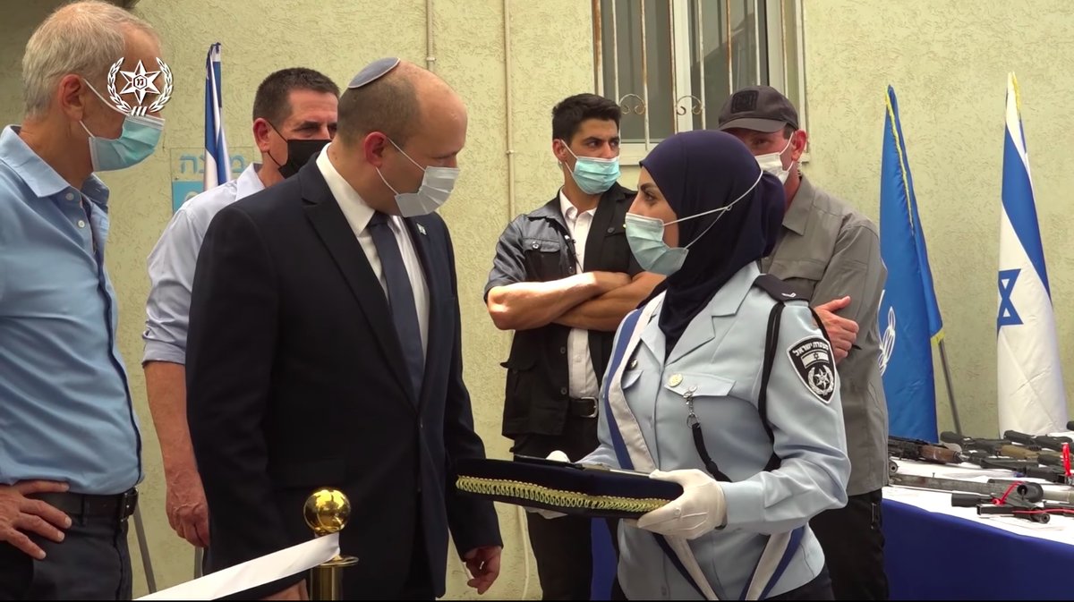 الصورة لرئيس الوزراء الإسرائيلي بينيت مع شرطية إسرائيلية عربية مسلمة.. هذه هي إسرائيل 
@israelpolice …
