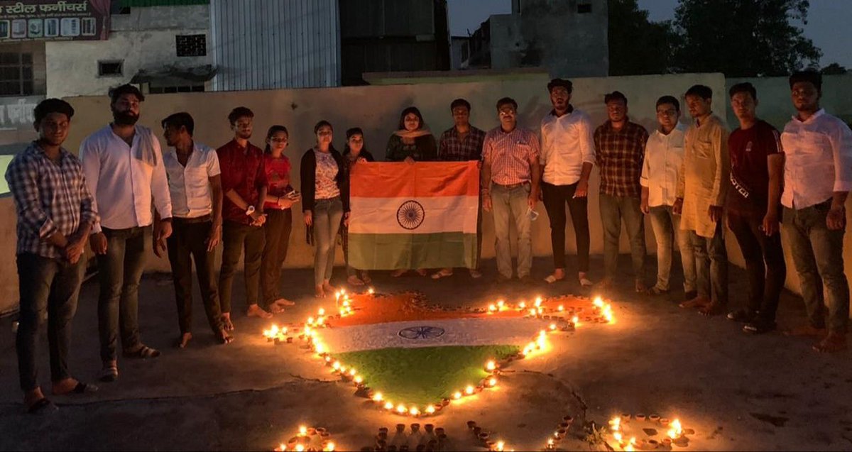 speaks_singh's tweet photo. #AbvpGhaziabadmahanagar
#एक_गांव_एक_तिरंगा
75वे स्वतंत्रता दिवस की पूर्व संध्या पर गाजियाबाद महानगर कार्यलय पर दीपक से भारत का चित्र बनाकर देश की आजादी के लिए शहीद हुए जवानों को याद किया।।@Nitinspeaks20 @ABVPMeerutPrant @ABVPVoice https://t.co/Jc7COkZCvN