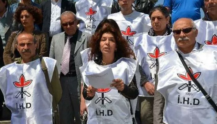 İHD Kocaeli temsilcisi Azize Adıgüzel, evinden gözaltına alındı 

sendika.org/2021/08/ihd-ko…