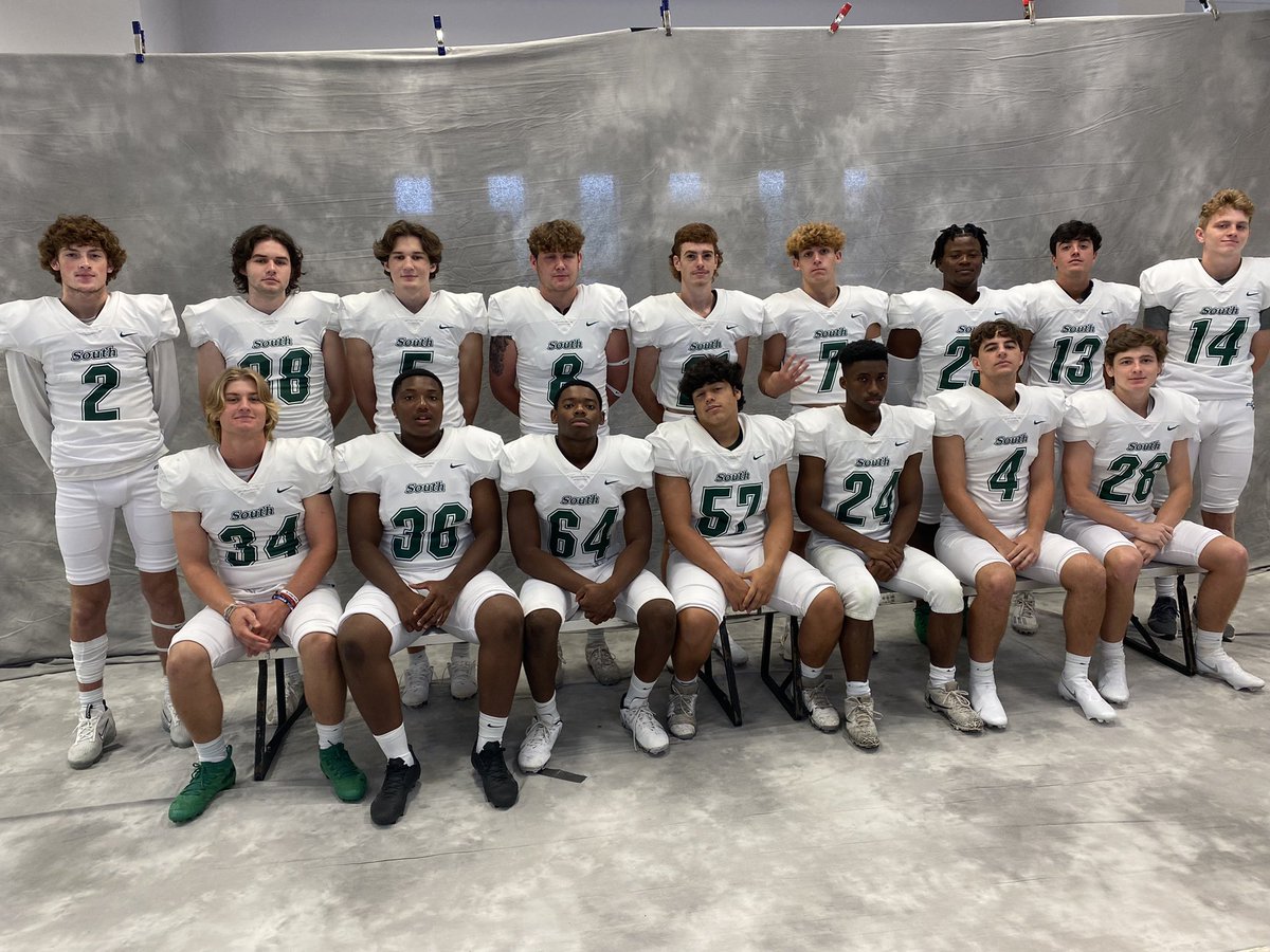 SouthFootball24's tweet photo. Class of 2022 looking fresh and clean. They look even better under the lights... #ComingSoon #SouthPride #Pioneers2021 #pictureday https://t.co/Z4ieq8ygUb