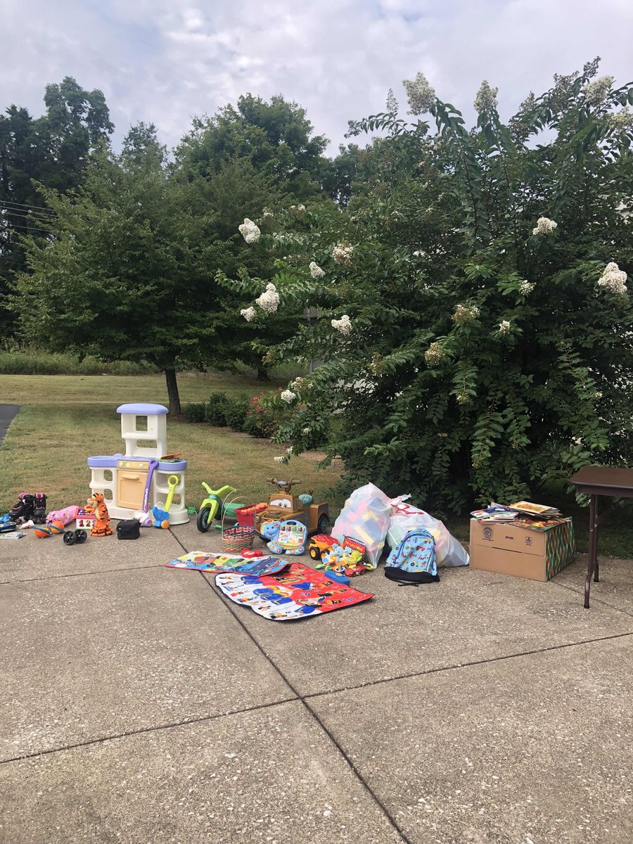 BarrenRiverADD's tweet photo. Come on out to BRADD for our #Walk4Alz yard sale fundraiser today until 1pm. There’s a little something for everyone. We are located at 177 Graham Ave, Bowling Green, KY. All proceeds go to the Southern KY Walk for Alzheimer’s! #BRADD https://t.co/36aongGeLU