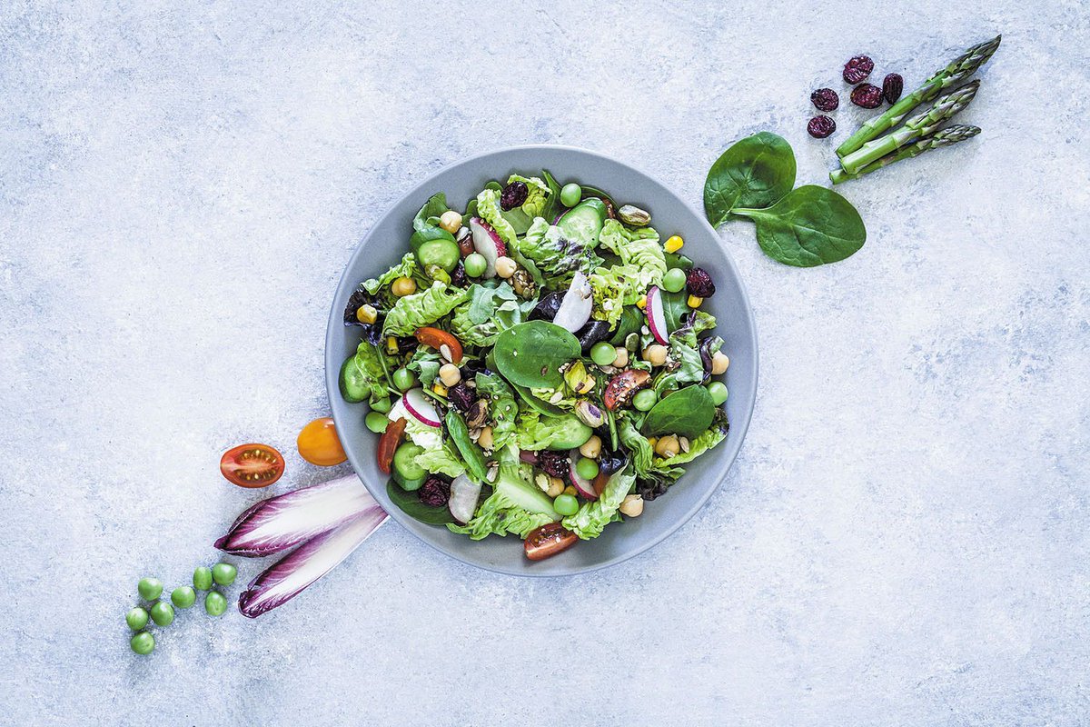 HarvardHealth's tweet photo. Eating one cup of leafy green vegetables a day may help lower heart disease risk. Leafy greens are rich in nitrates, which the body converts to nitric oxide (a compound that helps reduce blood pressure): https://t.co/WIpBu2PdDA #HarvardHealth https://t.co/cFBYz1zHCn