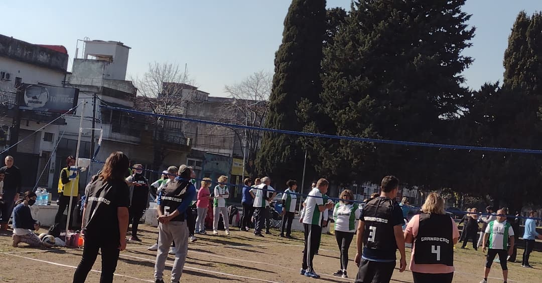 toniolo_marcela's tweet photo. Una mañana a puro deporte en #PaseoDeLosGranaderos
Vecinos de todas las Localidades se encuentran a jugar #NewCom y a disfrutar de #Ritmos y #Ejercicios.
Una mañana de encuentro !!!!
#SecDeportes
#JoséIngenieros
🤾🤾🌲🌄🌳👬💙💪🤾✅🌻 https://t.co/mI69sTU5tV