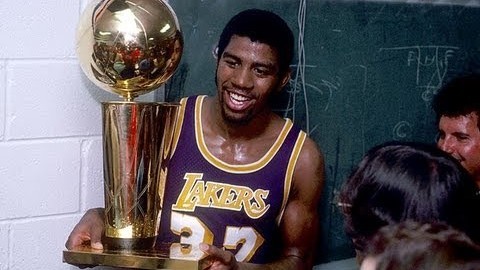 Hoy cumple años nada menos que Earvin "Magic" Johnson, uno de los jugadores mas talentosos que alguna vez hayan pisado una cancha de basquet. A modo de homenaje, abro este hilo para contarte algunas curiosidades y hechos trascendentales de su carrera.