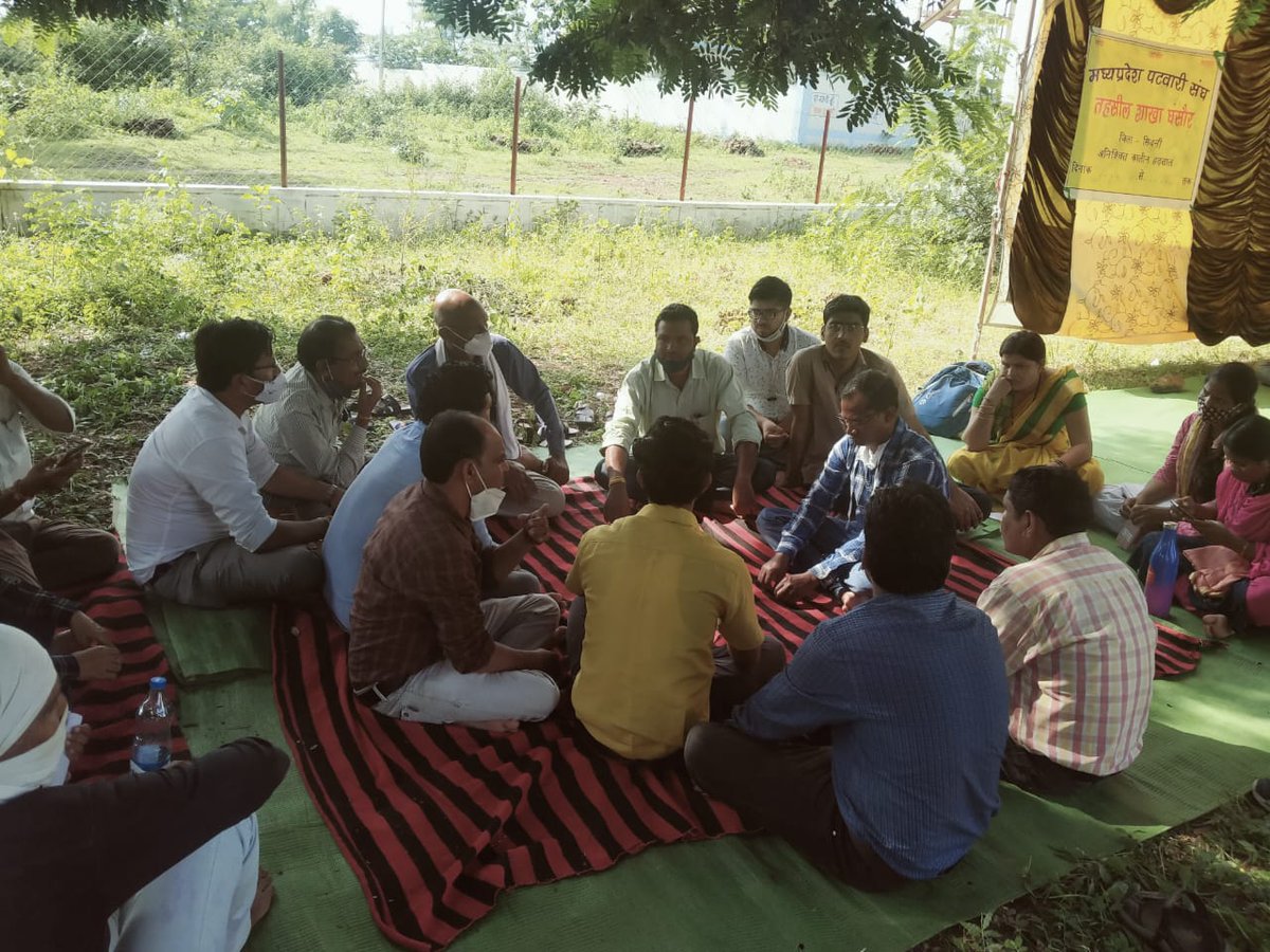 #mppatwari_strike
सरकार अपने वादे पूरे करे तभी हम पीछे हटेंगे
<a href="/GovindSingh_R/">-</a> <a href="/INCMP/">MP Congress</a> 
<a href="/OfficeofSSC/">Office of Shivraj</a>