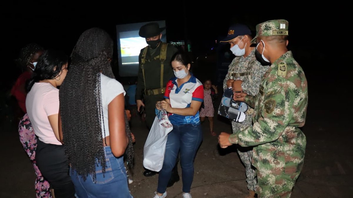 FNA_ArmadaCol's tweet photo. Bajo todos los protocolos de bioseguridad, en el barrio Piraquive en San José del #Guaviare, tropas del #BFIM32 junto a @ftc_omega y @PoliciaColombia, realizaron una nueva jornada de #CineAlParque garantizando espacios de eduentretenimiento a más de 70 personas.
#CorazónAzuLado https://t.co/FQrR5g3US7