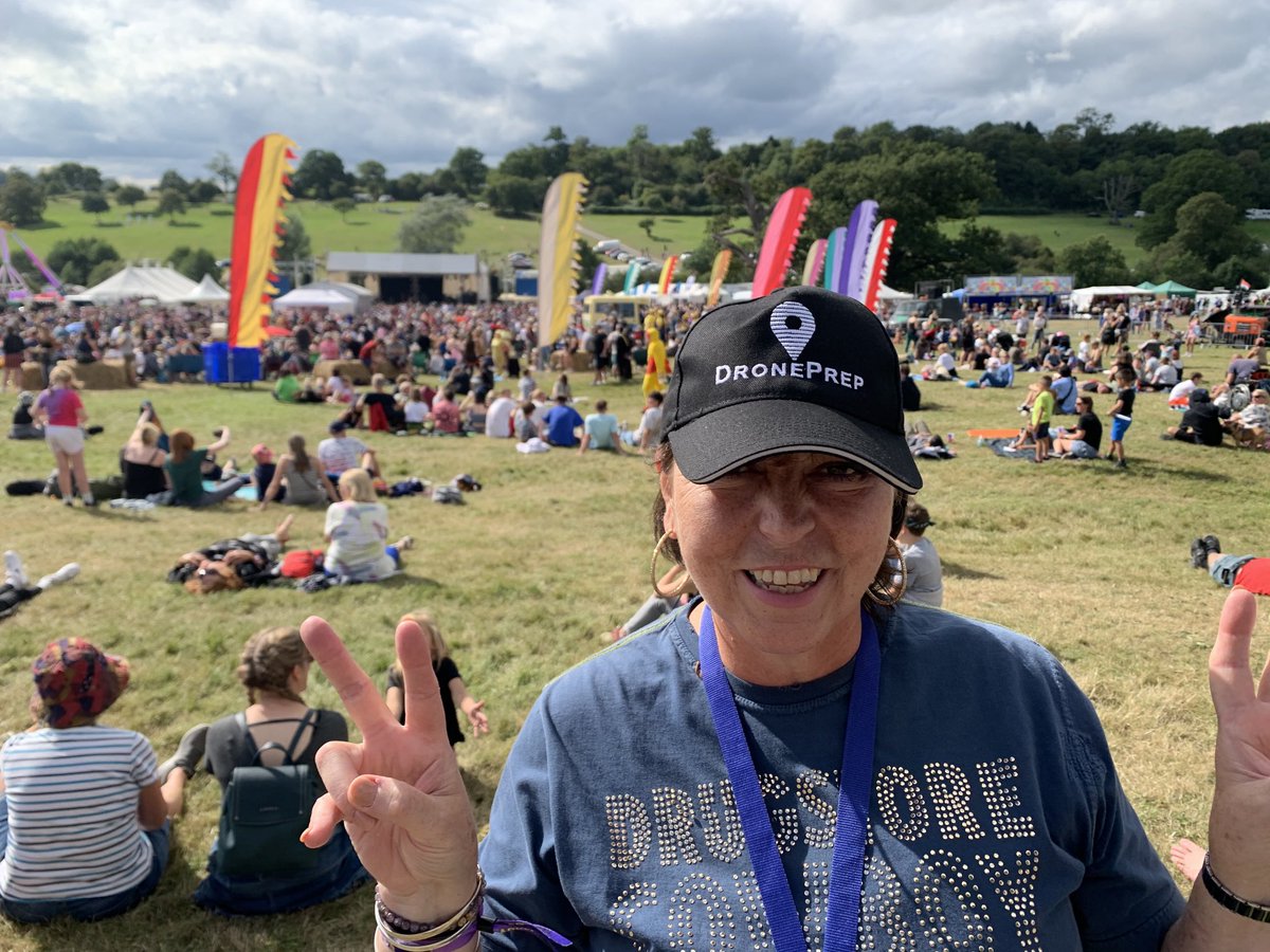 ⁦<a href="/BetaDenUK/">BetaDen</a>⁩ ⁦<a href="/DronePrepUK/">DronePrep</a>⁩  @lakefest  !! ⁦<a href="/RedDevilsOnline/">The Red Devils Army Parachute Display Team</a>⁩ ... just landing 🙀