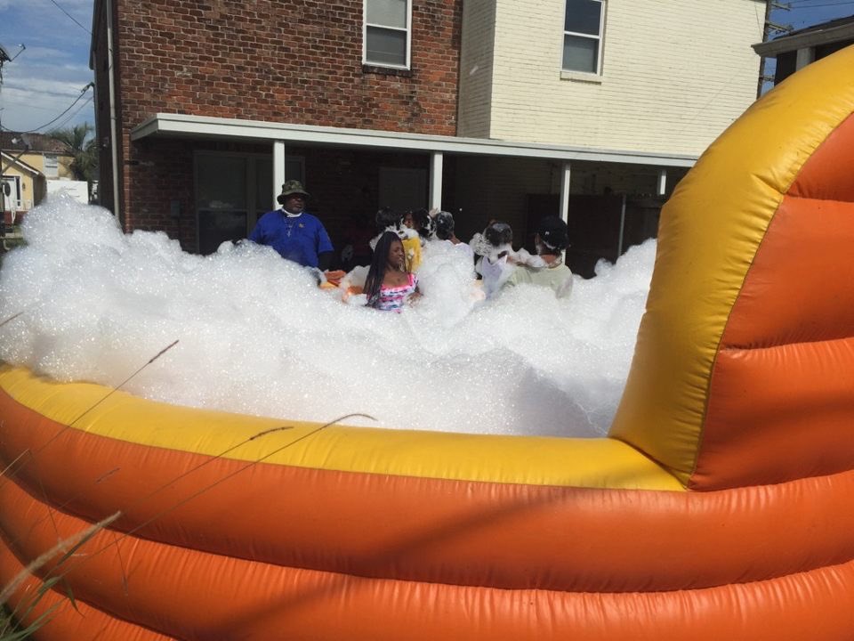 NOLAGames's tweet photo. Foam Pit Fun🧽☀️

#nolagames #nolagametruck #nolafoampit #nolafun #nolaentertainment https://t.co/xUXTBmP1CN