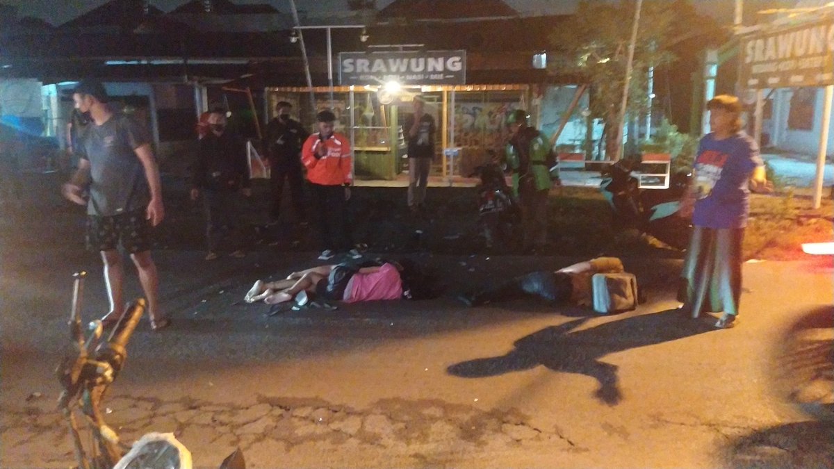 merapi_uncover's tweet photo. bantu share lur, Bagi yang mengenali kerabat atau saudara pemilik motor ini, mengalami kecelakaan di jalan damai. Baru aja https://t.co/aW1T0X6zU8 |@Davidd88_