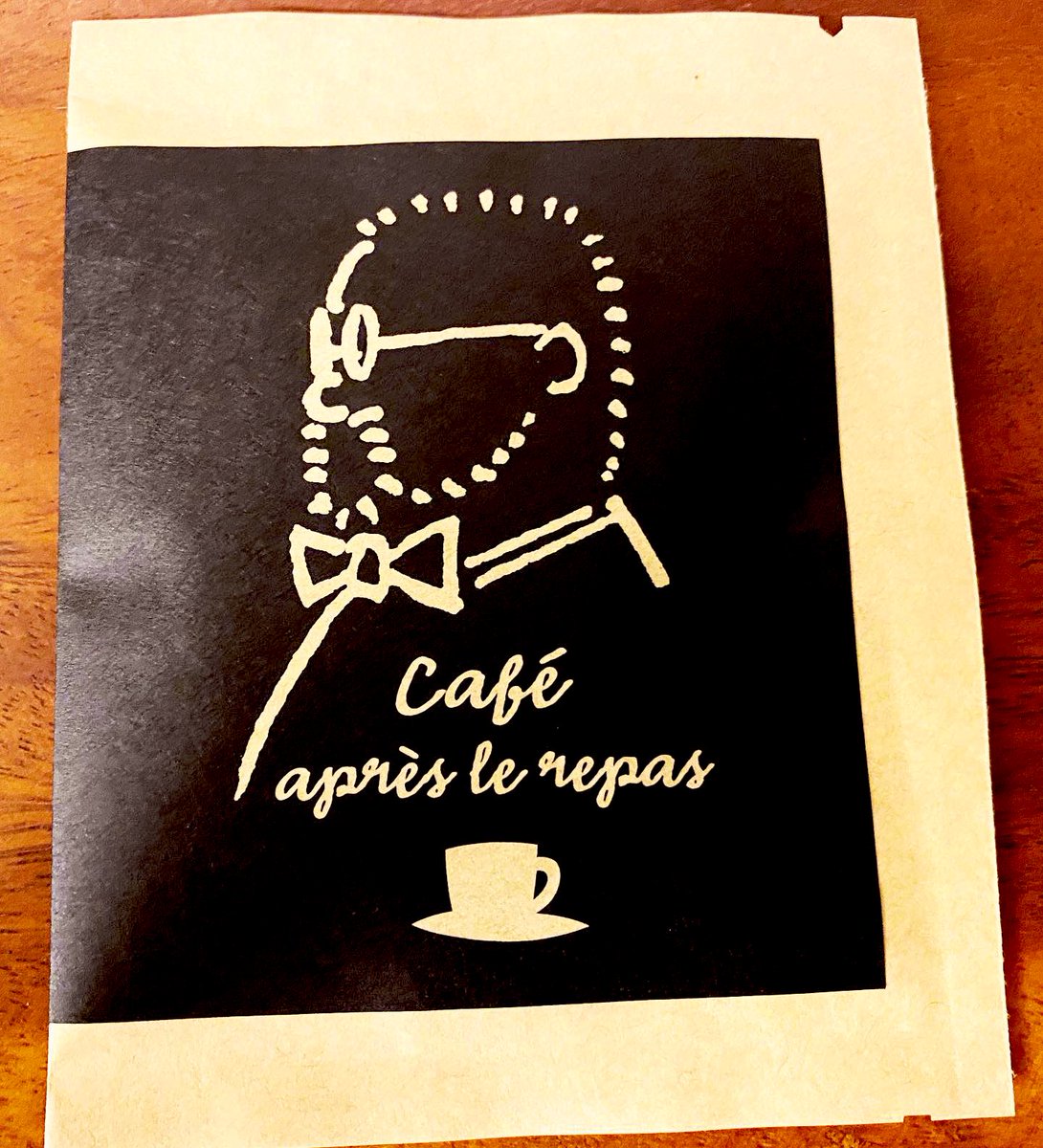 akane_skgw's tweet photo. 明日はこちらを配布します。父が長年行きつけにしていた喫茶店にいた店員さんが父好みのブレンドを作ってくれたので1杯ずつドリップバッグでおすそわけです。懐かしバーソウフォトギャラリーのポストカードと人気の丸ステッカーも引き続き配布しています。＃フムフムサローネ　＃坂川栄治　#坂川事務所 https://t.co/tspBoaEepJ
