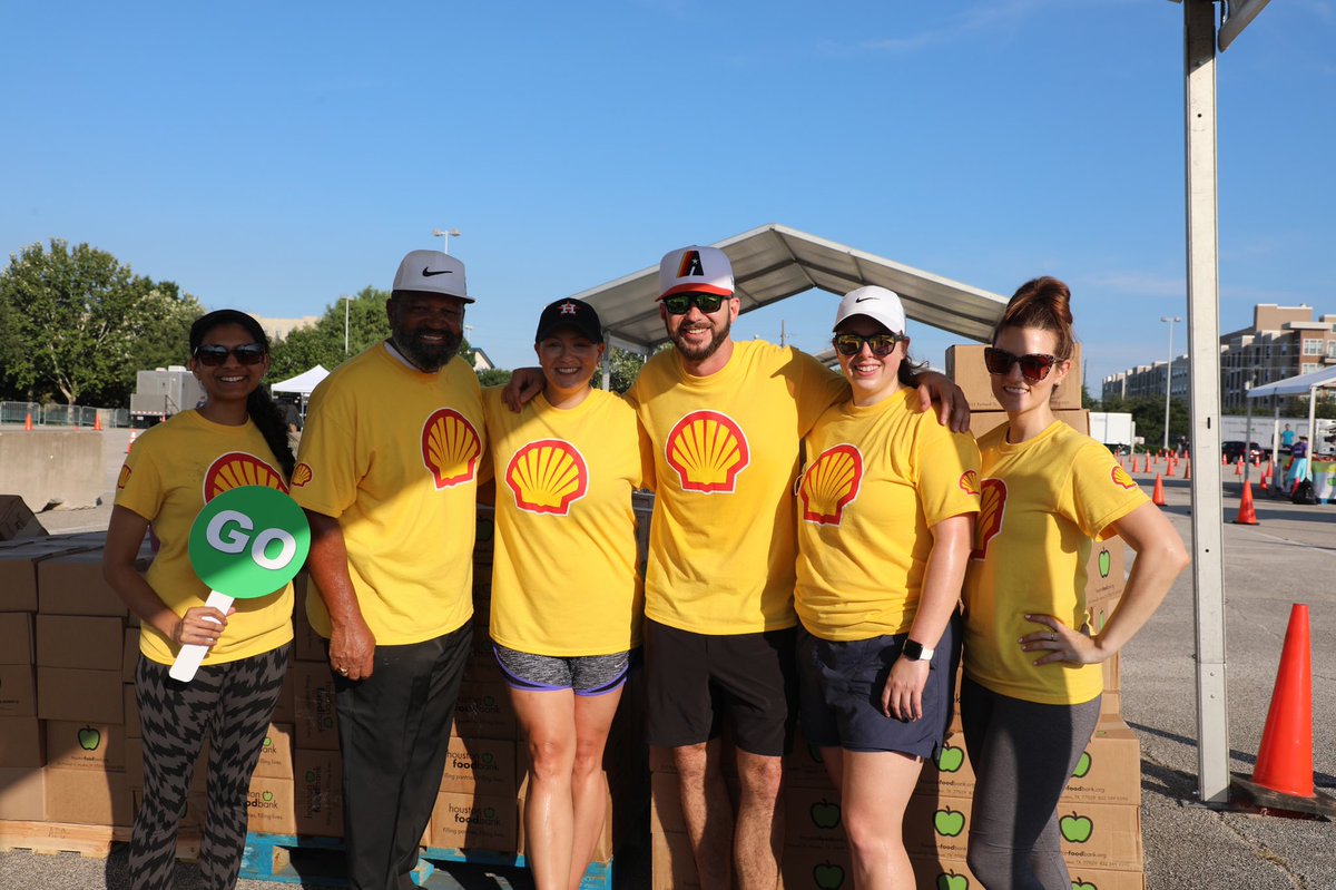 reliant_park's tweet photo. โ๏ธ These great volunteers are ready to help you at the drive through Mayorโs Back 2 School Fest!
.
.
.
#mayorsback2schoolfest #volunteering #nrgpark #yellowlot #schoolsupplies https://t.co/ngCkFs5FjJ