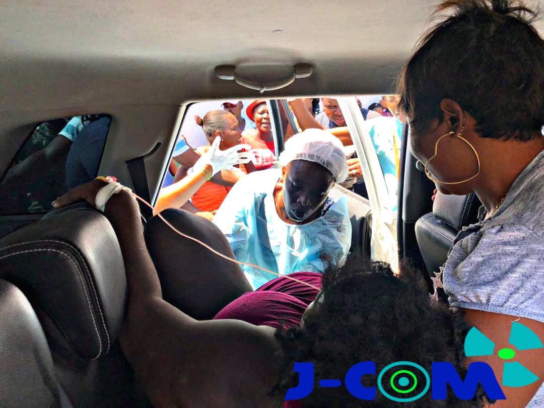 JCOMHaiti's tweet photo. Yon enfimyè kap akouche yon fanm nan yon machin nan lakou lopital Sant Antwan lan #JeremieHT https://t.co/FRmaRot0wm