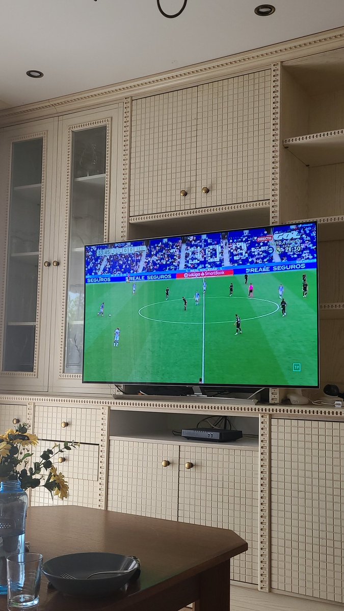 Me ha sorprendido  gratamente, este filial de la Real,  equipito super joven de buen pie, trabajo  de cantera de sacarse el sombrero, esto es válido para un club de primera y para los que no lo son, trabajo+metodología+proceso+pasciencia+proyecto de crecimiento etc