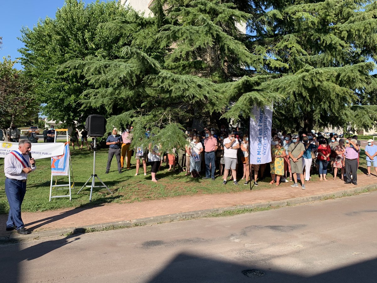 acharpentier85's tweet photo. #sante #ruralite #lucon #hopital #sudvendee
La mobilisation se poursuit pour ce 11eme vendredi au niveau des Urgences de la Ville de Luçon.  
Bravo aux élus des 44 communes de la communauté de communes pour leur présence sans faille aux côtés de l’ADSP et de la population. https://t.co/STnEov6cy4
