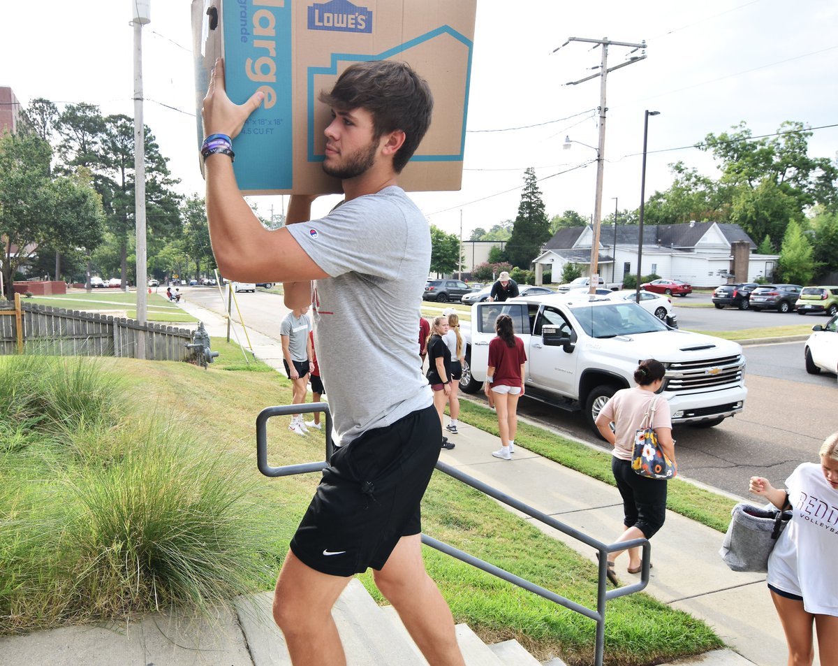 ReddieSports's tweet photo. Today was a great day for our student-athletes to give back. Reddies played a huge role in helping incoming freshmen move into their dorms this morning! 

#NoMereBeast https://t.co/DtyEr0Njax