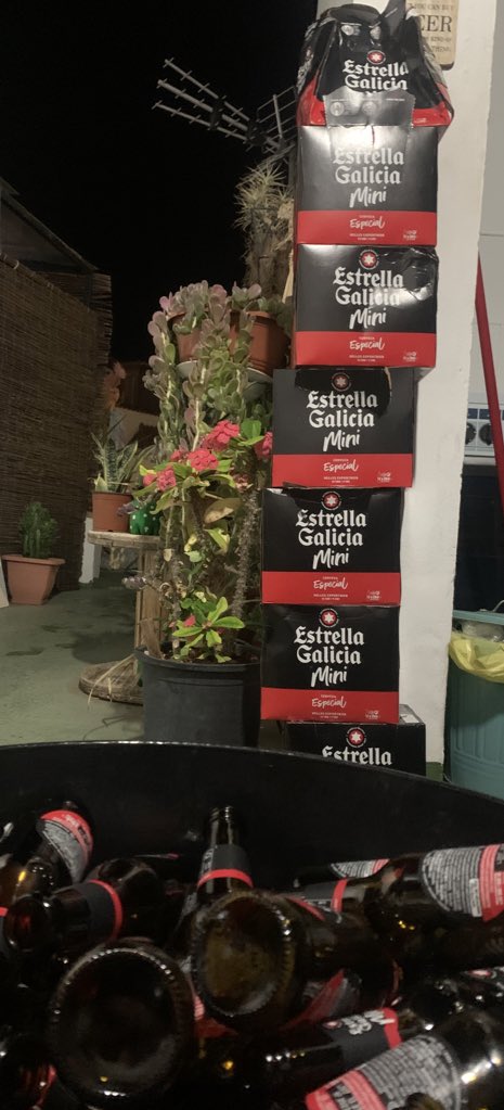 AlbaaValencia's tweet photo. Buscamos patrocinadores. ¿No estarán interesados no? @estrellagalicia https://t.co/1zOt2F5k1x