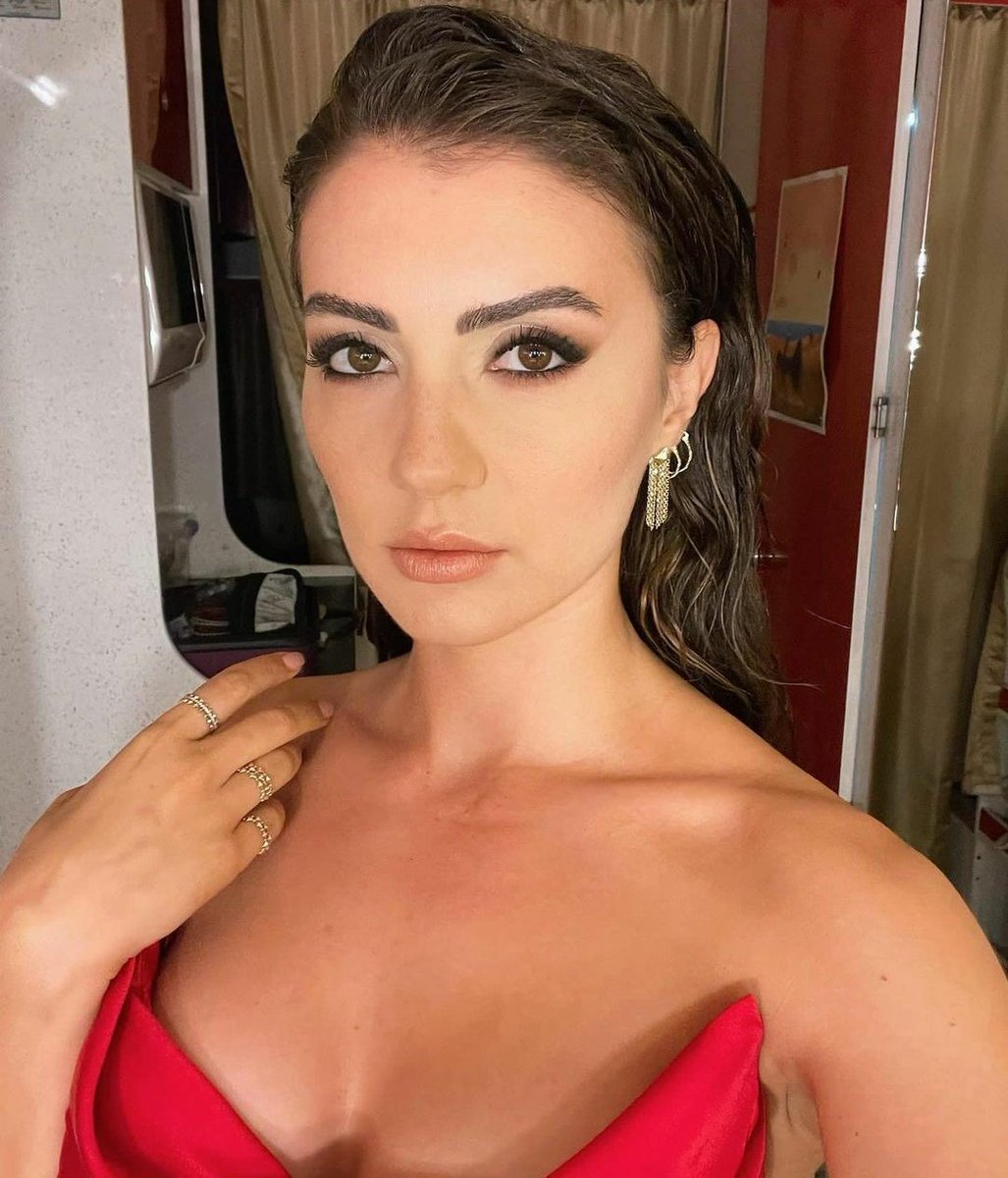 theroseea's tweet photo. Gündem çiçek açmış 💖
#BurcuÖzberk https://t.co/dix9FbfIKM