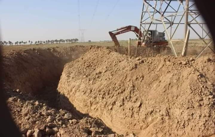 المباشرة بحفر #خنادق وأسلاك شائكة حول أبراج الكهرباء.
هاي اذا صار عطل بالبرج نشمر عمال الصيانه بالمنجنيق حتى يوصلون للبرج 
خو اذا مطرت يبووووو 🤦‍♀️اصير الگاع رخوه ويوكع البرج