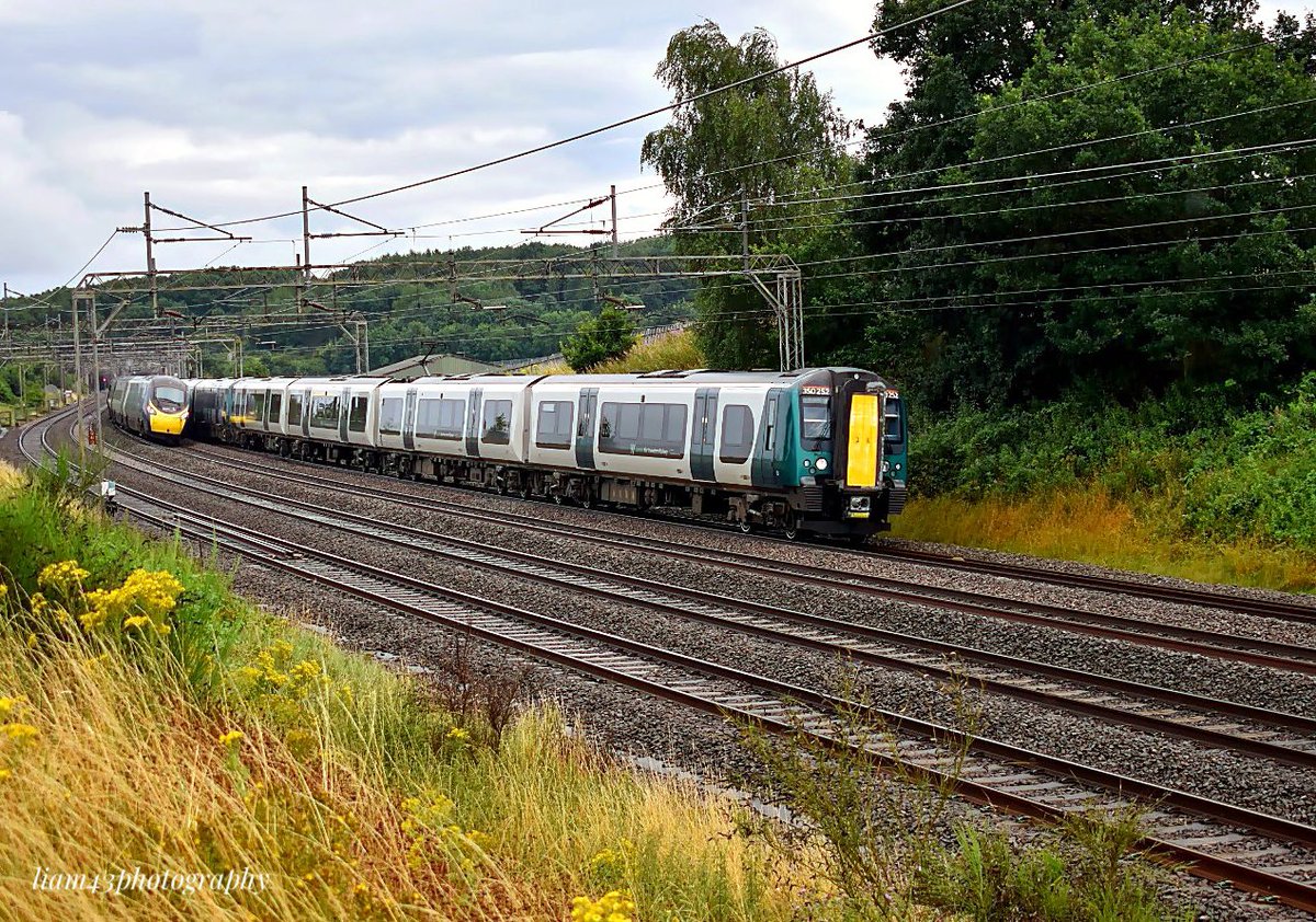 liam43photos's tweet photo. A range of @SiemensMobility units working across the UK. #WorldPhotographyDay #MobilityInFocus https://t.co/K6DzmXrudT