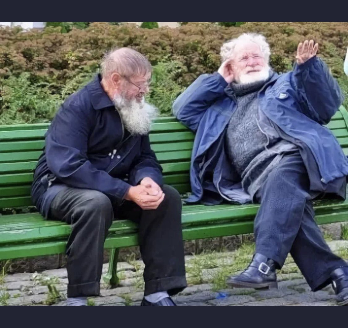 Два старичка и девушка пары