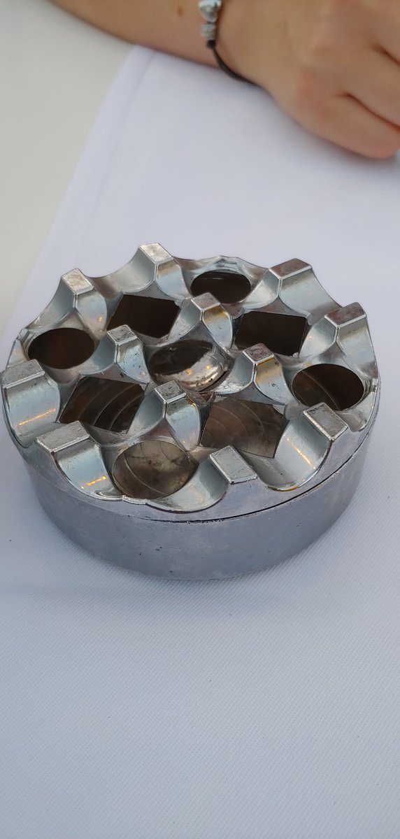 UweAutor's tweet photo. @elonmusk @MarcusHouse Saw this ashtray and thought of gridfins... Now I know I am a SpaceX nerd 😄 https://t.co/5vP8ppMgt5