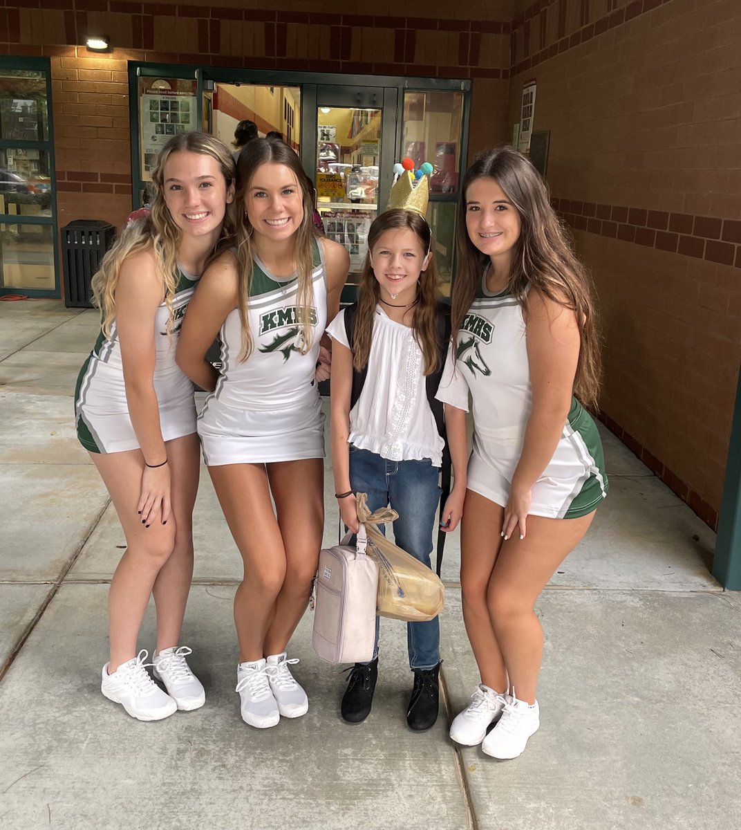 HayesPtsa's tweet photo. Fridays are the BEST days at @HayesElementary 💚 But Friday GAME DAYS are MAGICAL. Thanks to @KMHS_FootballGa &amp; @kmhscheer  helping out in carline … we got our day started off right! And it ended well with a WIN over Hillgrove #GoMustangs #DoMore https://t.co/AyZJ7uiUPb