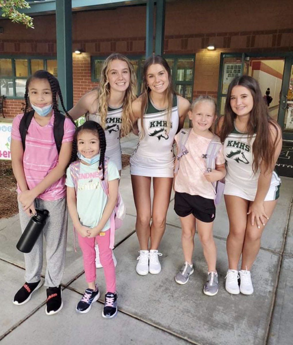 HayesPtsa's tweet photo. Fridays are the BEST days at @HayesElementary 💚 But Friday GAME DAYS are MAGICAL. Thanks to @KMHS_FootballGa &amp; @kmhscheer  helping out in carline … we got our day started off right! And it ended well with a WIN over Hillgrove #GoMustangs #DoMore https://t.co/AyZJ7uiUPb