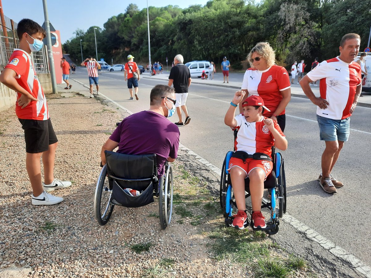 palbertiserra's tweet photo. Entrant a l'Estadi de Montilivi trobo dues famílies amb problemas de mobilitat que, degut a que no hi ha vorera  els costa molt accedir a la seva localitat.
No es pot fer res @girona_cat @GironaFC ? https://t.co/NVM4uk4UG9