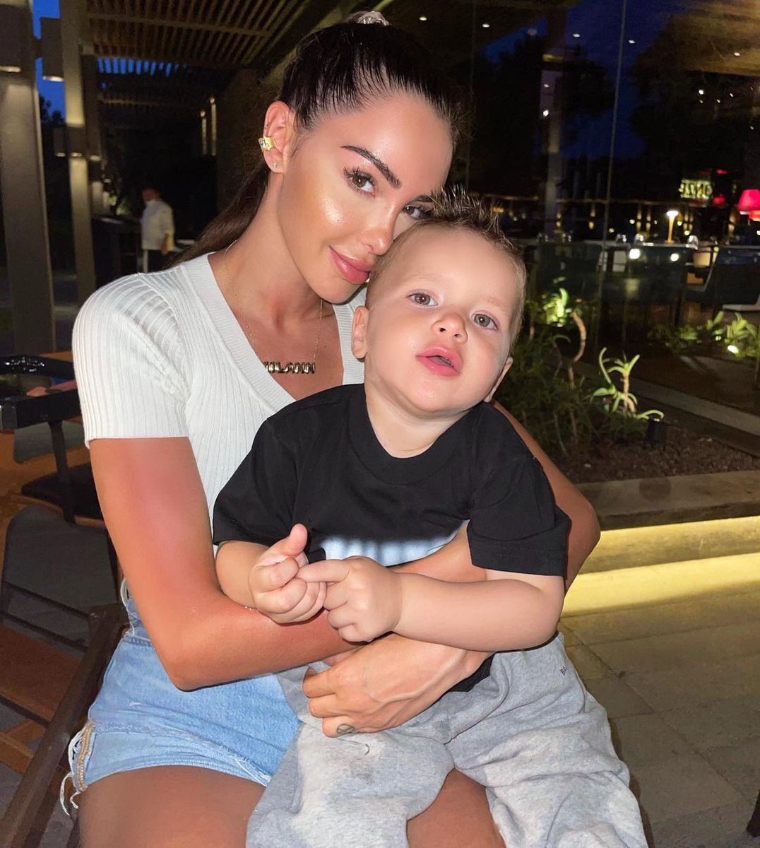 nabillasource1's tweet photo. Maman et son fils ils sont trop beaux je fonds —» 😍 @Nabilla https://t.co/lVpl3UmHCV
