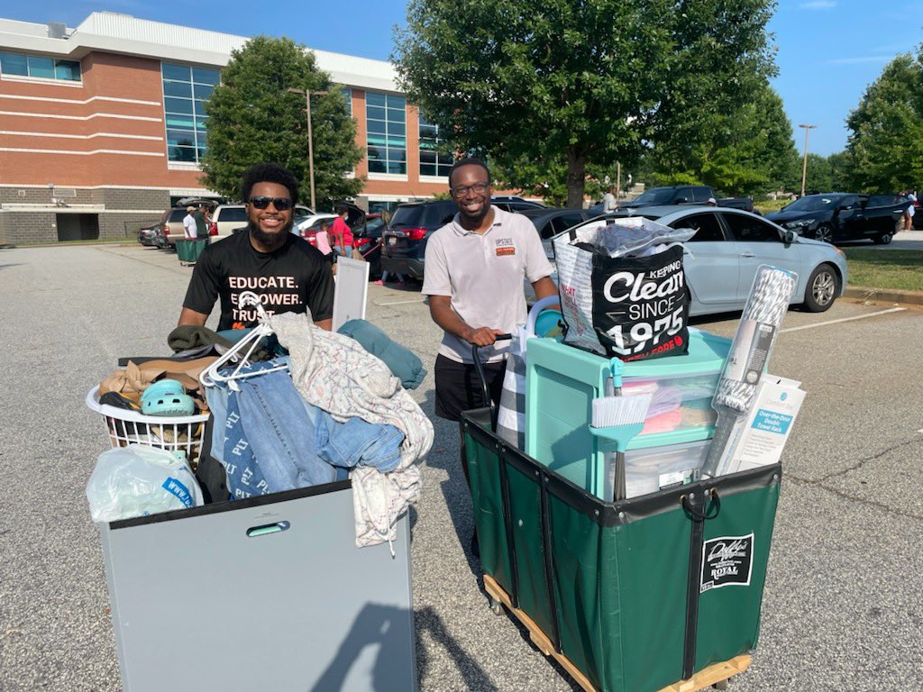 KaronDailey1's tweet photo. My work family is better than yours! Loved helping students move in today….with our Call me Misters and @SoEHPH crew.  Great seeing our Chancellor too…love a boss that wants to meet students first! @USCUpstate @BDove1987 https://t.co/lzeN7VFBQm