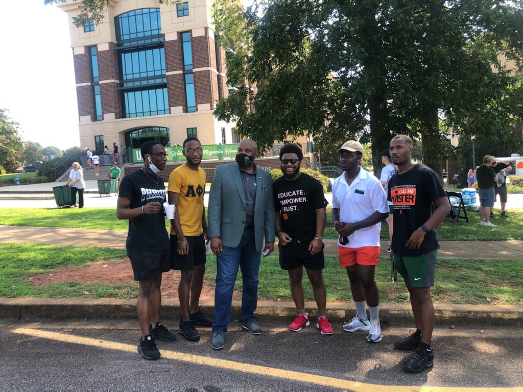 KaronDailey1's tweet photo. My work family is better than yours! Loved helping students move in today….with our Call me Misters and @SoEHPH crew.  Great seeing our Chancellor too…love a boss that wants to meet students first! @USCUpstate @BDove1987 https://t.co/lzeN7VFBQm