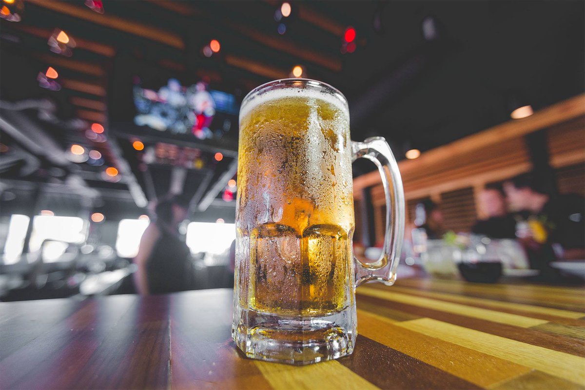 thedistrictmx's tweet photo. Cold beer ๐บ burger month ๐ and the best of your favorite sports ๐ ๐ to enjoy a perfect weekend at District!! Donโt forget that Happy Hour is every day from 4 to 6!!
#beerweekend
#burgermonth https://t.co/EYkITIEDGF