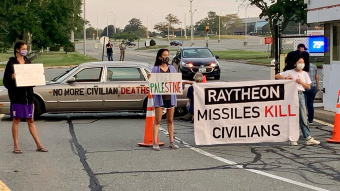 YemenEye1's tweet photo. US activists Thursday morning blocked the entrance to Raytheon’s facility in Portsmouth in protest of weapon sales to #Israel and in solidarity with the #Palestinian people. #FreePalestine #BDS  @YemenEye1 https://t.co/nrgcP5Rtyl