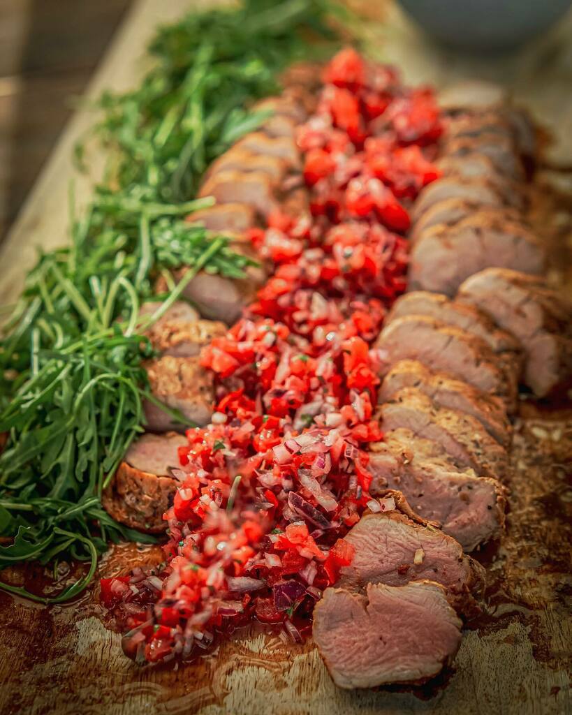 Eines meiner absoluten Lieblingsgerichte und Highlights dieses Jahr war definitiv das Duroc-Schweinefilet mit Rucola und Tomaten-Salsa🌶🔥‼️

Die Kombination aus dem Duroc mit Five Spices Powder und braunem Zucker sowie die Salsa aus sonnengereiften Tomaten, Zwiebeln, Knoblauc…