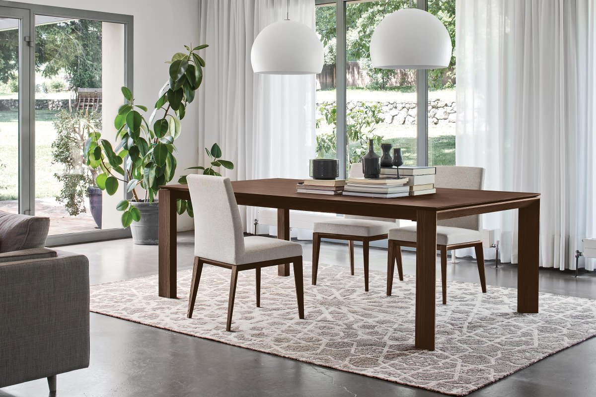 BellaModaHome's tweet image. Omnia is an extendable dining table that can seat up to 10 people comfortably, featuring wooden legs and a your choice of glass, wood, or ceramic-stone top. #italiandesign #bellamodahome #diningtable #interiorstyling