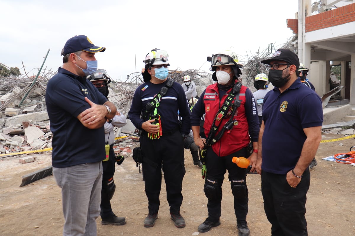 BomberosGYE's tweet photo. El Crnl. Martín Cucalón de Ycaza, Primer Jefe de @BomberosGYE acudió a la segunda jornada de entrenamiento del grupo USAR acreditado para realizar rescate en estructuras colapsadas. Los rescatistas evalúan herramientas, equipos, técnicas y tácticas para este tipo de siniestros. https://t.co/oLXz9BCTFX