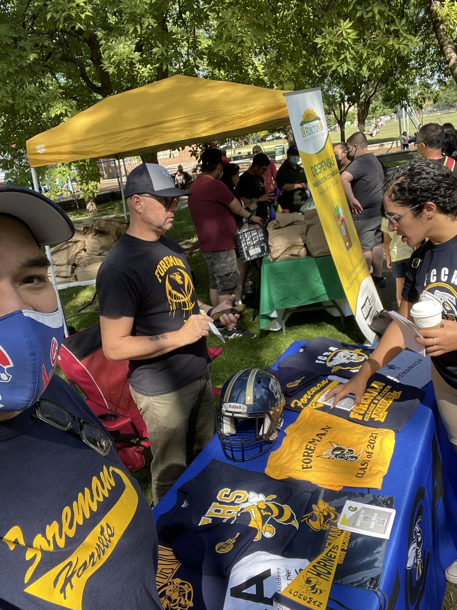 Mr_Escamilla1's tweet photo. Fun engaging with lots of our Foreman families at our local Back to School Bash organized by @WillGuzzardi It’s all about seeing our Hornets on 8/30/21. Thanks to our dedicated APs @StachowiakCPS &amp; @Ms_Zaki1 https://t.co/tb60QI26js