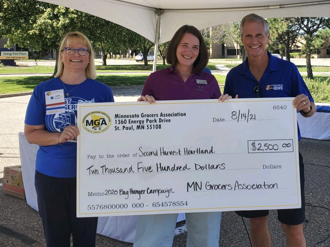 MNGrocers's tweet photo. The MGA is honored to present $2,500 to @2harvest on behalf of the 2020 Bag Hunger Campaign #BagAMillion #MNGrocer #2021MNBagOff https://t.co/YF0Z7N1B0z