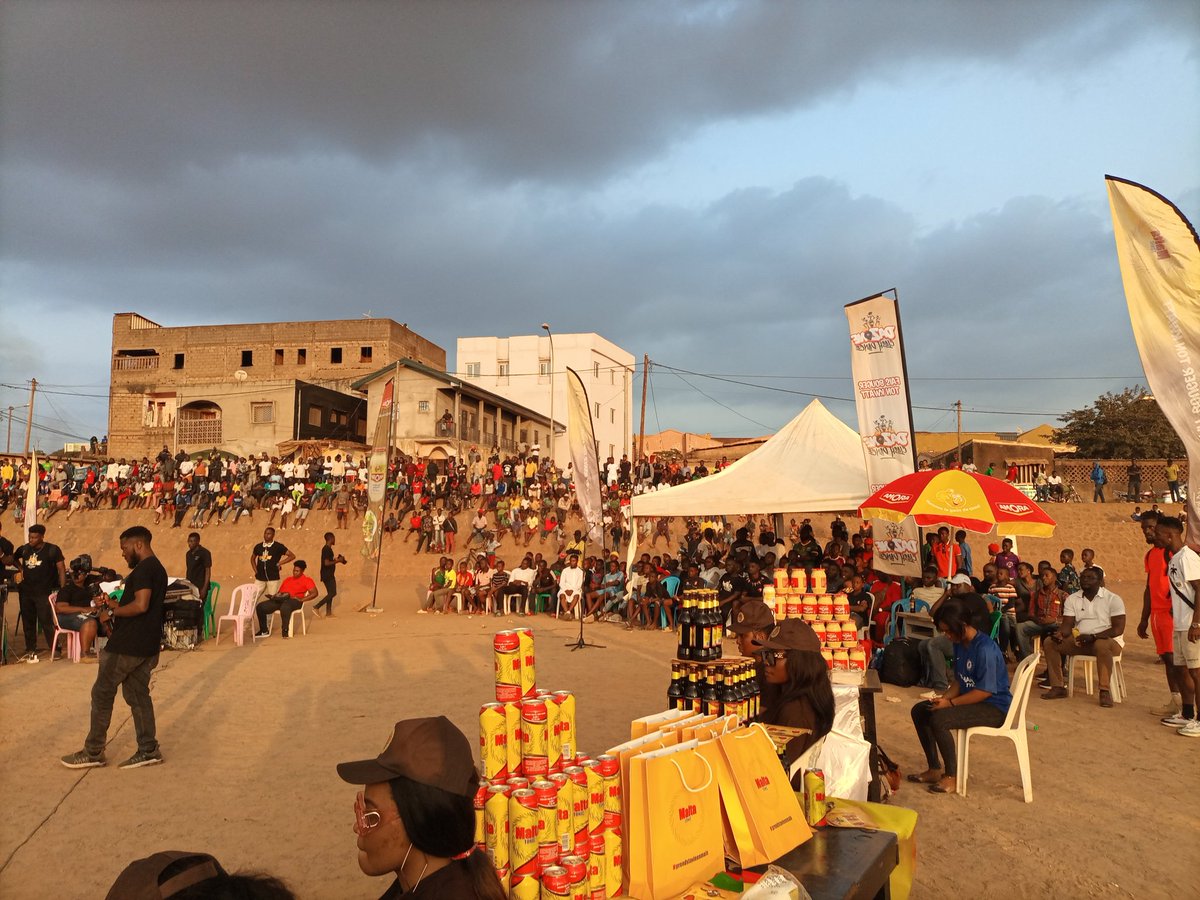 FrankpNamekong's tweet photo. Les populations d'Anguissa sont là pour vivre ce grand événement en direct de leur quartier.
Un samedi ambiancé par les différents compétiteurs de la Dazone Clash Dance .
#FaisBougerTonKwatt #Dazone
#Ambeliabtl #SABC #MaltaTonic #TendanceActu https://t.co/7mv8dby9K8