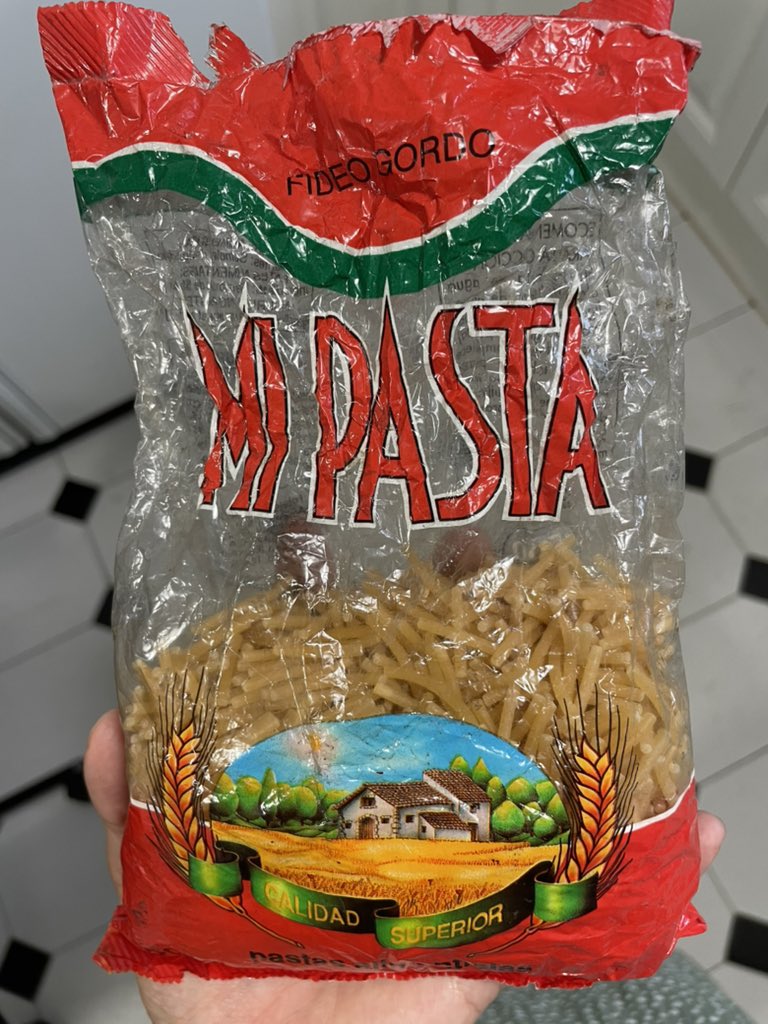 nikkigarcia_es's tweet image. Acabo de encontrar en casa de mis padres unos fideos caducados en 1995. Se lo he dicho a mi madre y todo lo que he recibido por respuesta es: “es que no te creas que me gusta el fideo gordo”.

Qué hago. ¿Los conservo otros 26 años? Me da cosilla tirar una cosa de mi infancia.