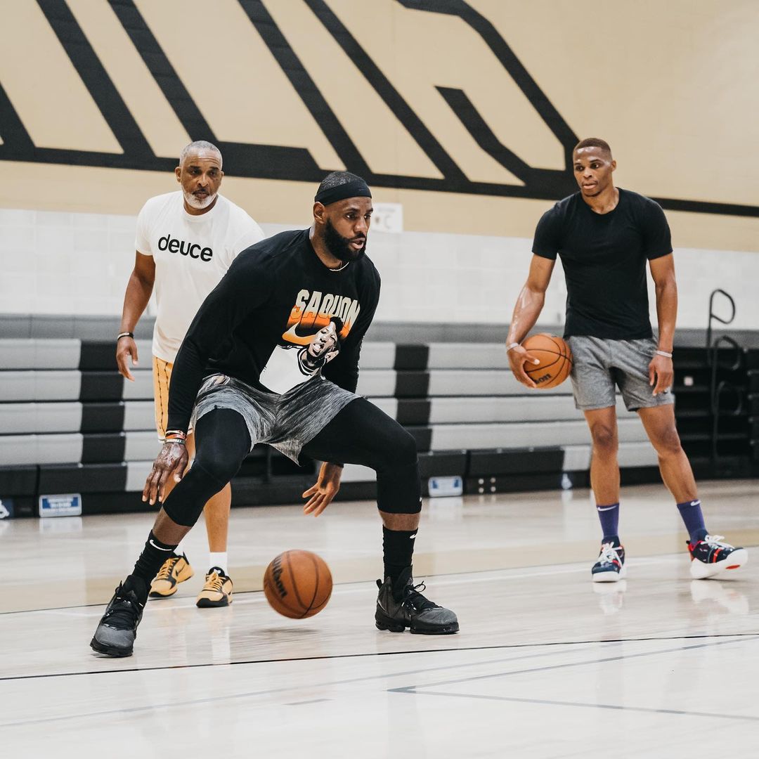 BleacherReport's tweet image. LeBron and Russ in the lab 😤